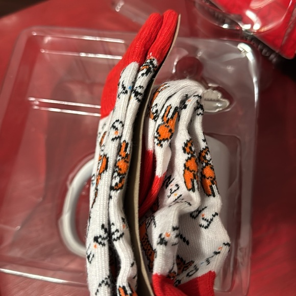 Friends The Television Series Collectors Bundle includes socks, mug & keychain - Picture 6 of 13